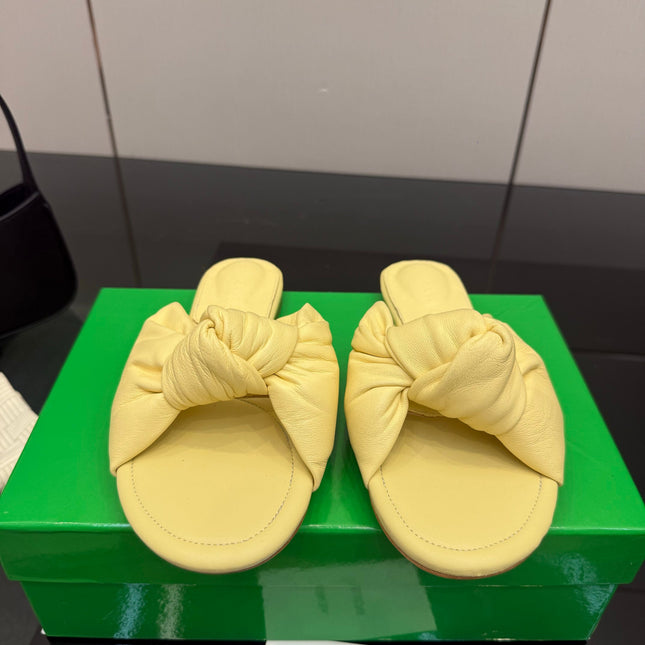 BOTTEGA VENETA 26S SLIDE SANDALS IN YELLOW LAMBSKIN