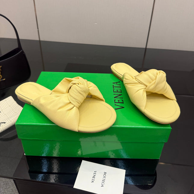 BOTTEGA VENETA 26S SLIDE SANDALS IN YELLOW LAMBSKIN
