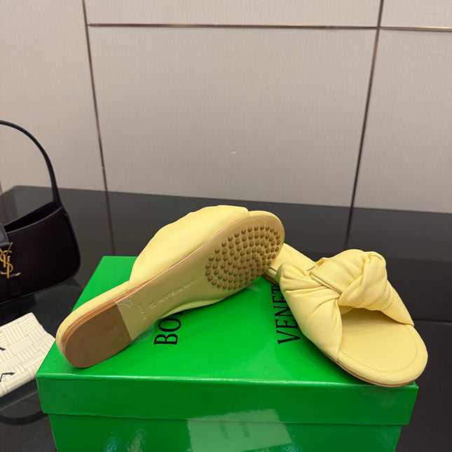 BOTTEGA VENETA 26S SLIDE SANDALS IN YELLOW LAMBSKIN