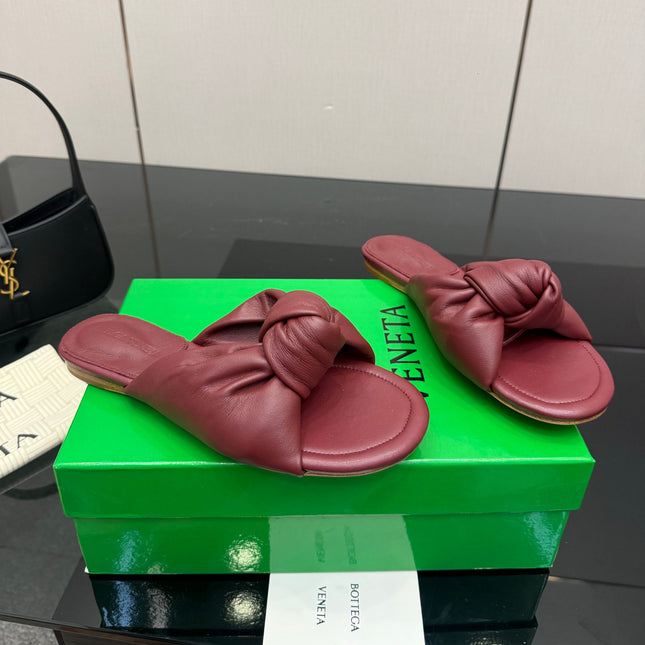 BOTTEGA VENETA 26S SLIDE SANDALS IN DARK RED LAMBSKIN