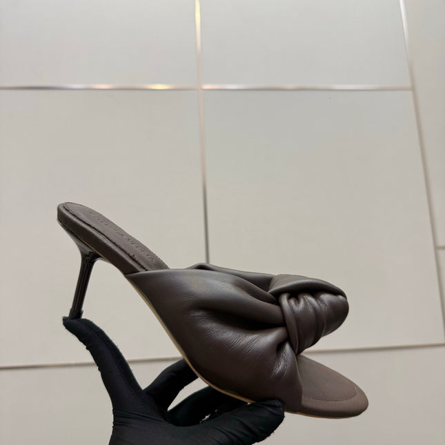 BOTTEGA VENETA 26S KNOT-STRAP HIGH-HEEL SANDALS IN BROWN LAMBSKIN