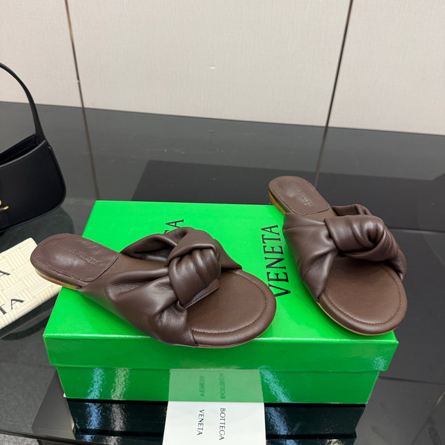 BOTTEGA VENETA 26S SLIDE SANDALS IN BROWN LAMBSKIN