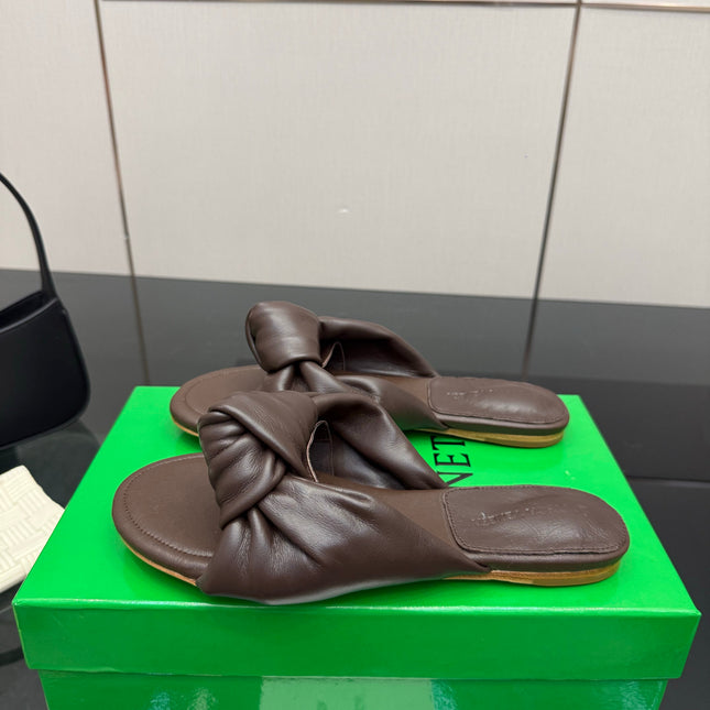 BOTTEGA VENETA 26S SLIDE SANDALS IN BROWN LAMBSKIN