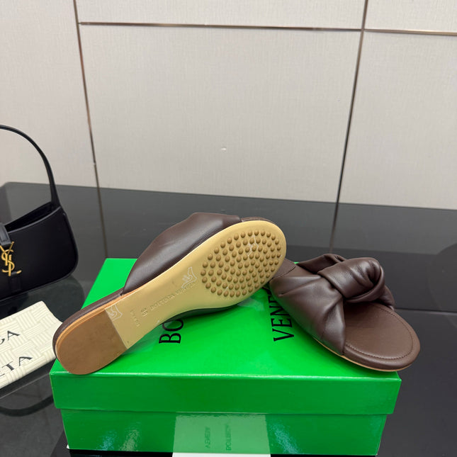 BOTTEGA VENETA 26S SLIDE SANDALS IN BROWN LAMBSKIN