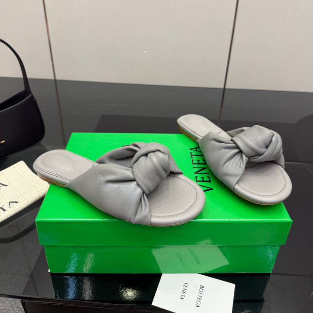 BOTTEGA VENETA 26S SLIDE SANDALS IN DARK GREY LAMBSKIN