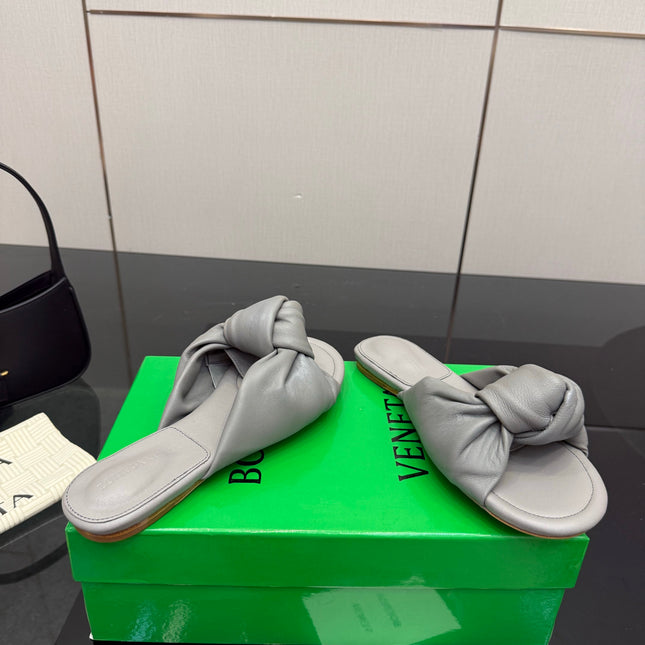 BOTTEGA VENETA 26S SLIDE SANDALS IN DARK GREY LAMBSKIN