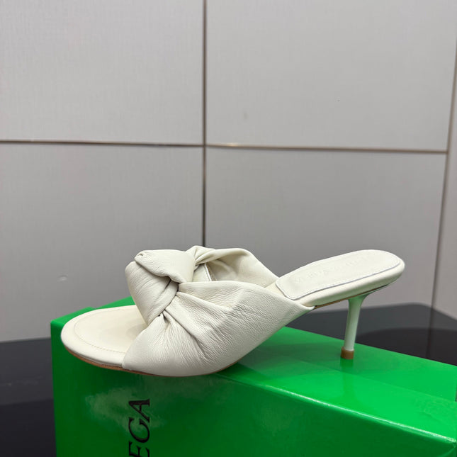 BOTTEGA VENETA 26S KNOT-STRAP HIGH-HEEL SANDALS IN OFF-WHITE LAMBSKIN