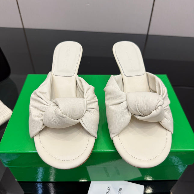 BOTTEGA VENETA 26S KNOT-STRAP HIGH-HEEL SANDALS IN OFF-WHITE LAMBSKIN