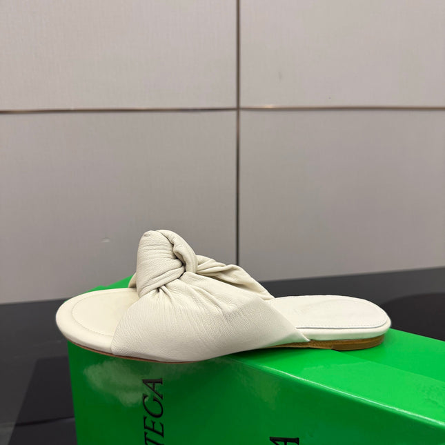 BOTTEGA VENETA 26S SLIDE SANDALS IN OFF-WHITE LAMBSKIN