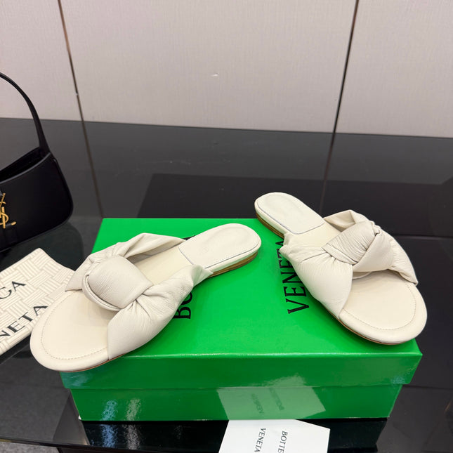 BOTTEGA VENETA 26S SLIDE SANDALS IN OFF-WHITE LAMBSKIN