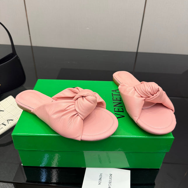 BOTTEGA VENETA 26S SLIDE SANDALS IN PASTEL PINK LAMBSKIN
