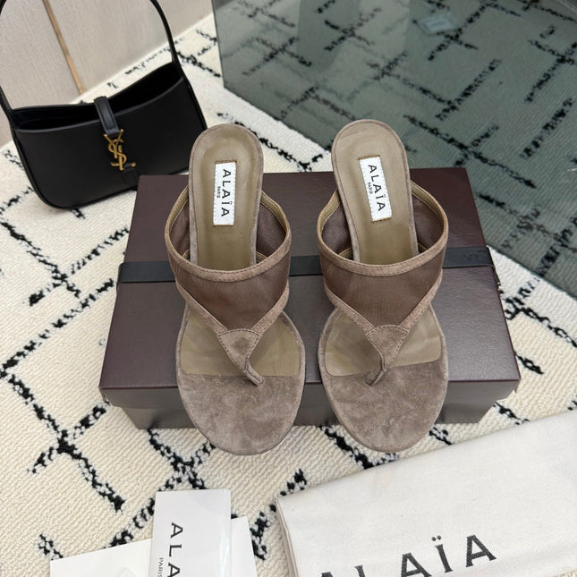 ALAIA 26S HEELED THONG MULE SANDALS IN TAUPE SUEDE