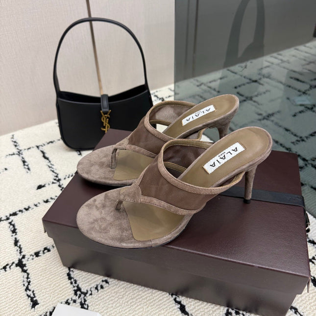 ALAIA 26S HEELED THONG MULE SANDALS IN TAUPE SUEDE