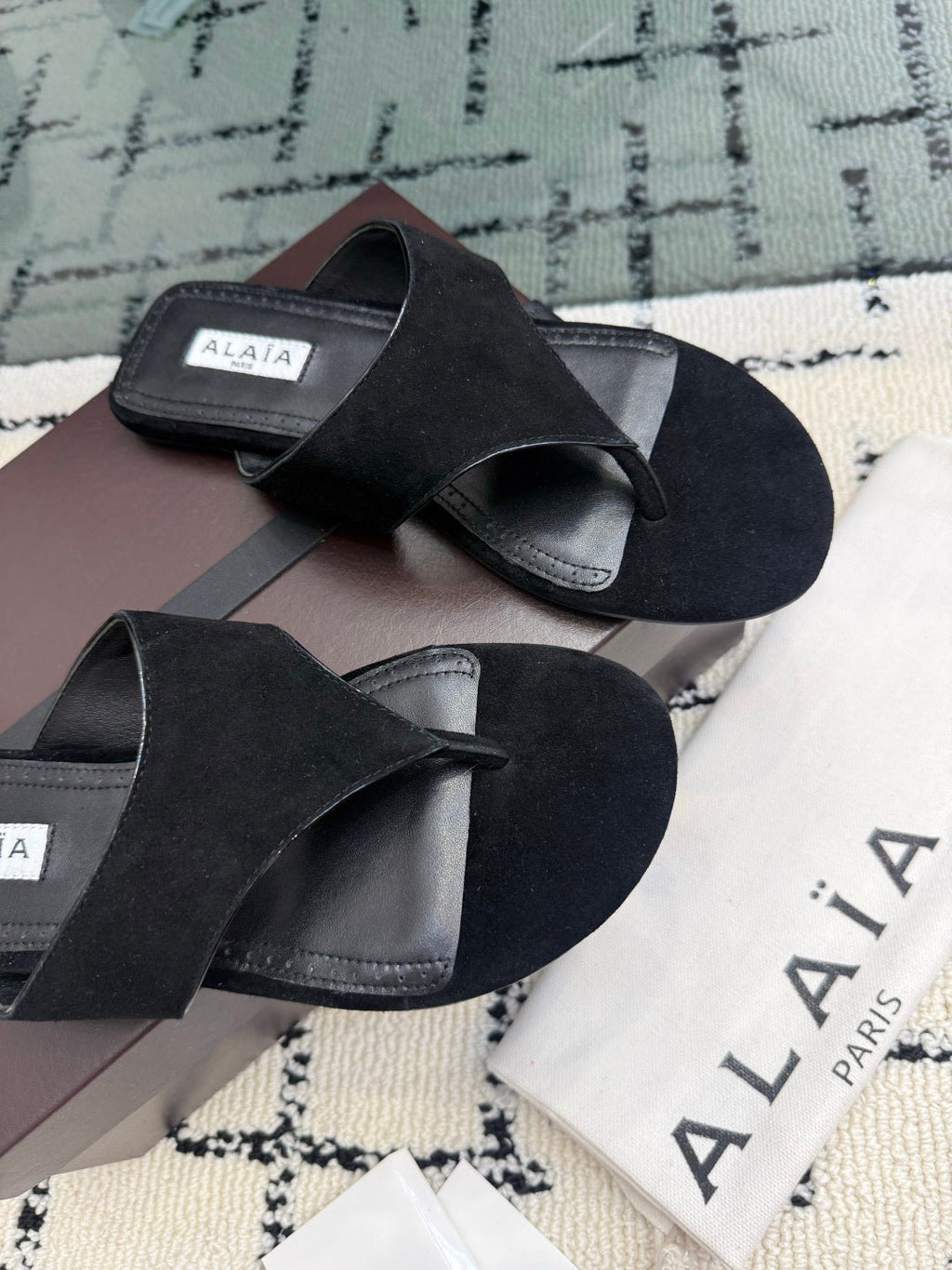ALAIA 26S THONG MULE SANDALS IN BLACK SUEDE