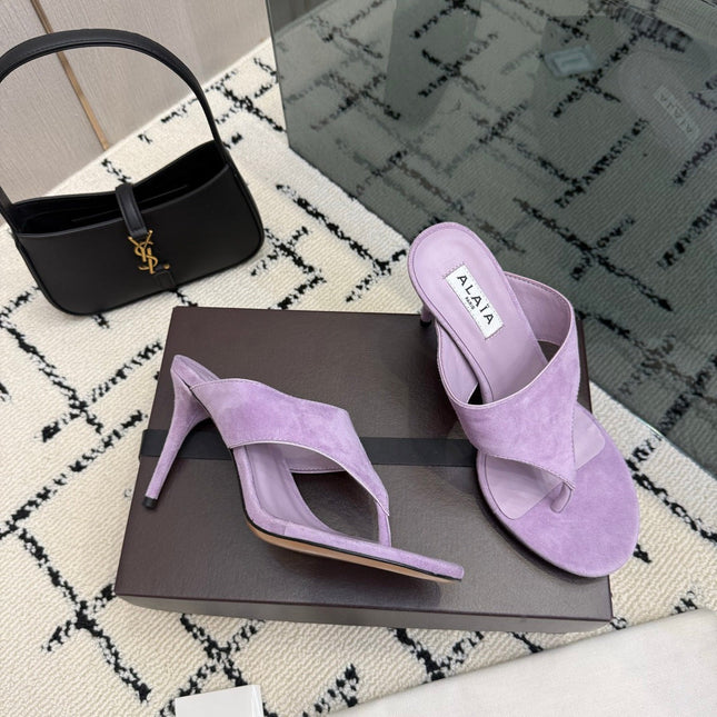 ALAIA 26S HEELED THONG MULE SANDALS IN PURPLE SUEDE