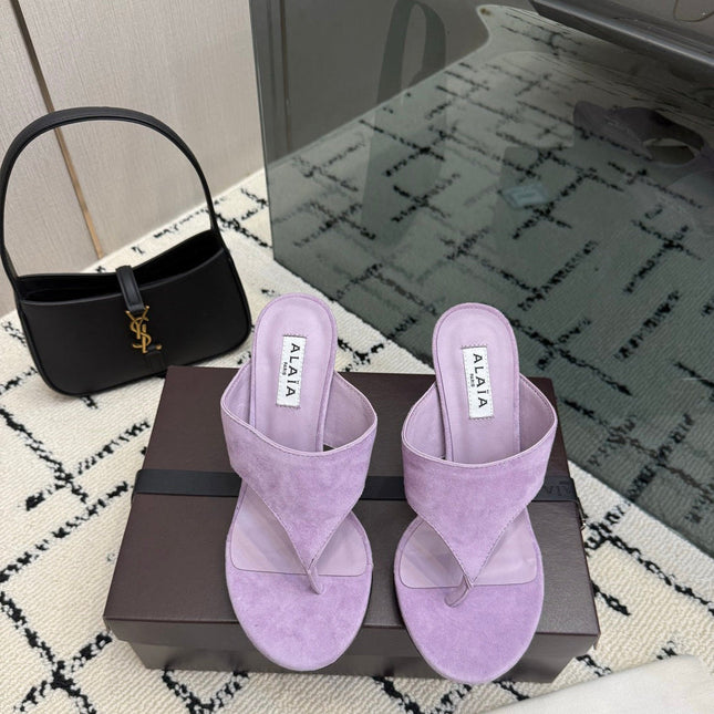 ALAIA 26S HEELED THONG MULE SANDALS IN PURPLE SUEDE