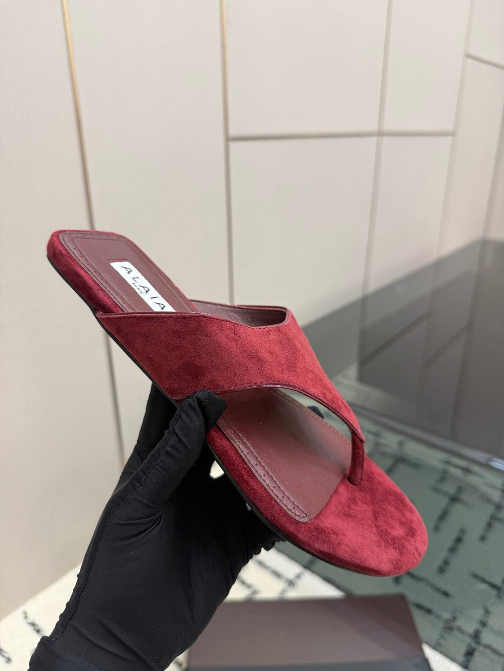 ALAIA 26S THONG MULE SANDALS IN BURGUNDY SUEDE