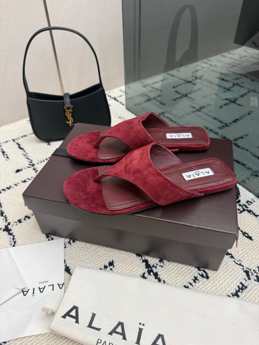 ALAIA 26S THONG MULE SANDALS IN BURGUNDY SUEDE