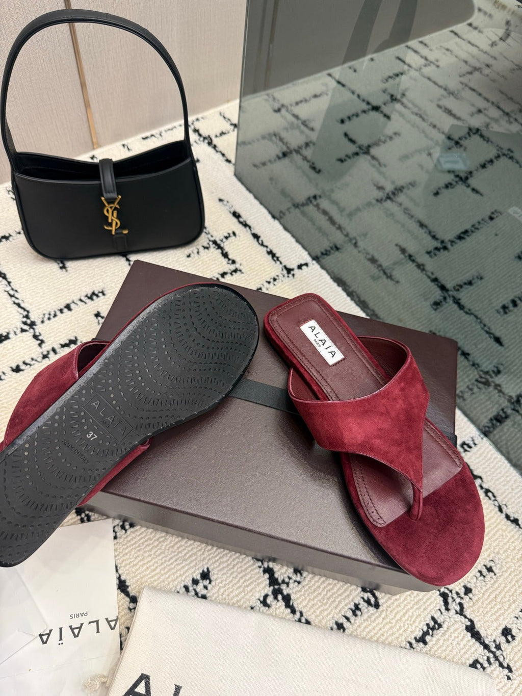 ALAIA 26S THONG MULE SANDALS IN BURGUNDY SUEDE