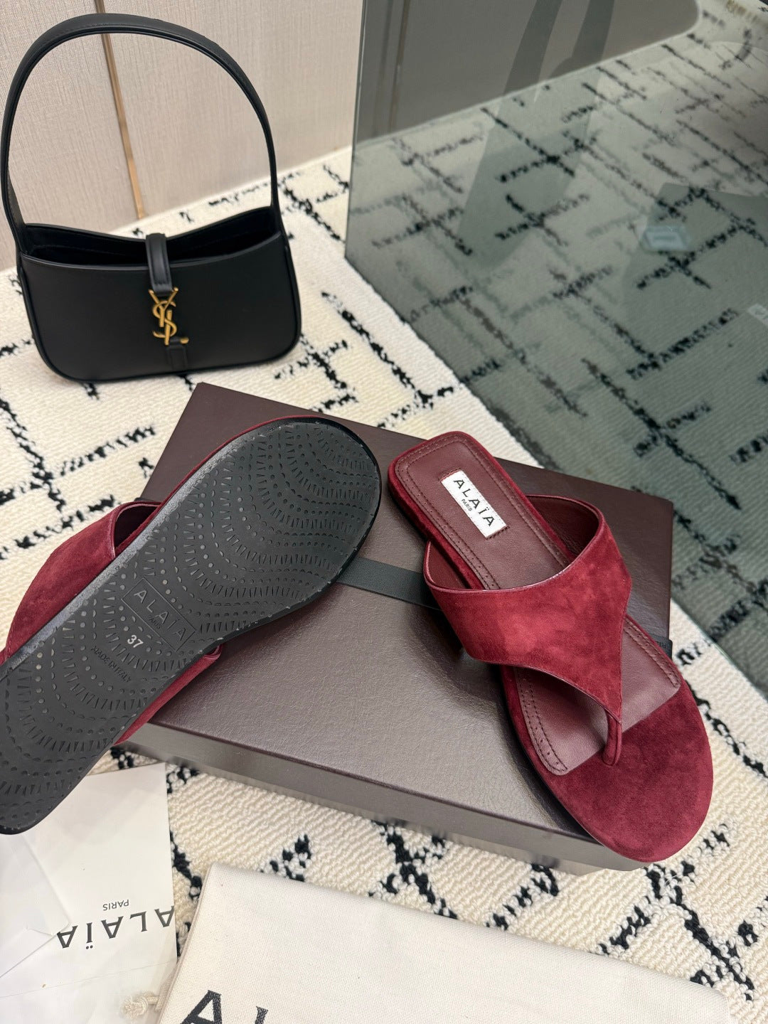 ALAIA 26S THONG MULE SANDALS IN BURGUNDY SUEDE