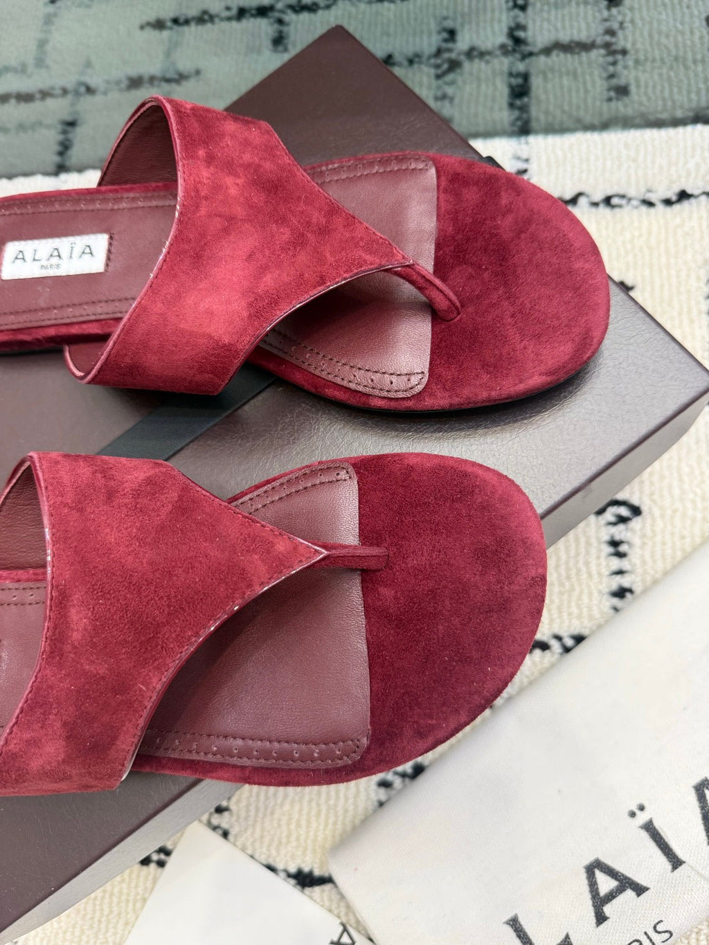 ALAIA 26S THONG MULE SANDALS IN BURGUNDY SUEDE