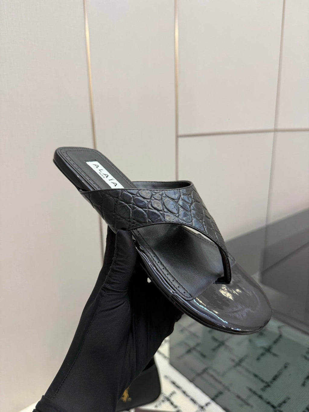 ALAIA 26S THONG MULE SANDALS IN BLACK CALFSKIN