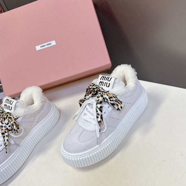 MIUMIU 25S SNEAKERS 45MM IN WHITE SUEDE WITH LEOPARD-PRINT LACES SHEARLING