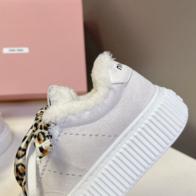 MIUMIU 25S SNEAKERS 45MM IN WHITE SUEDE WITH LEOPARD-PRINT LACES SHEARLING