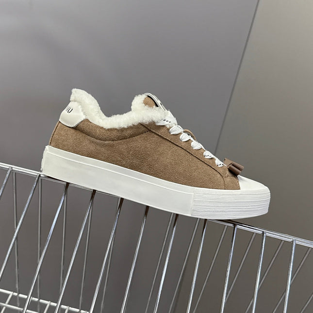 MIUMIU 25S SNEAKERS IN EARTH BROWN SUEDE WITH SHEARLING
