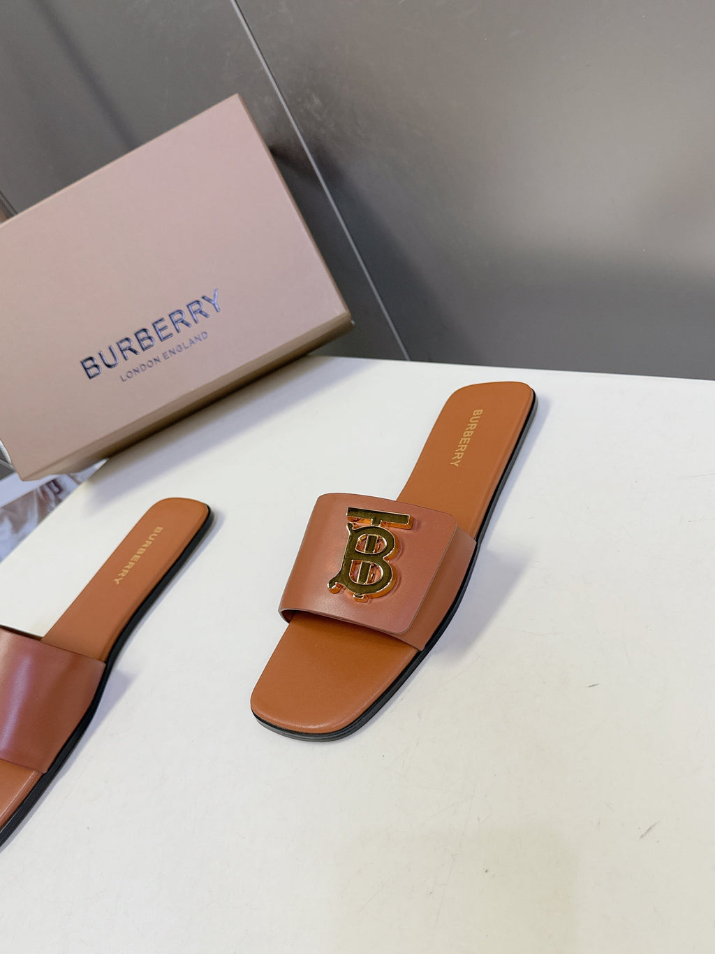 BURBERRY 26S FLAT SLIDE SANDALS IN CARAMEL BROWN CALFSKIN GOLD HARDWARE