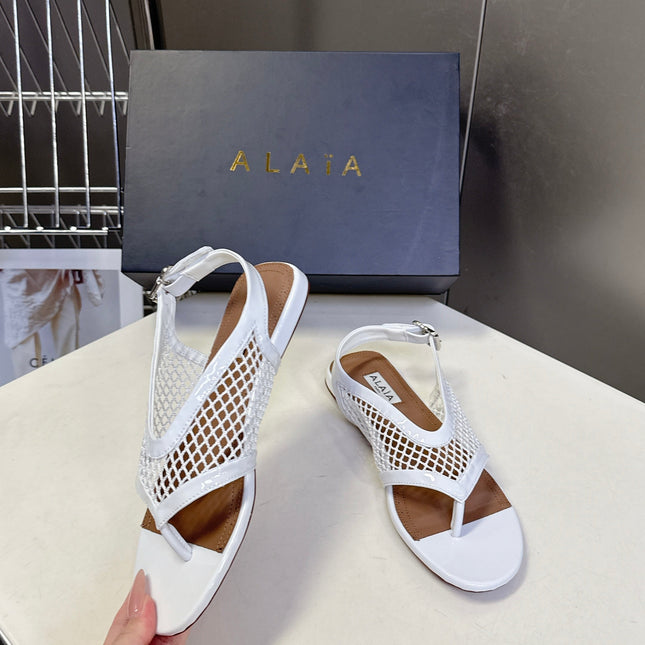 ALAIA 26S FLAT MESH THONG SANDALS IN WHITE PATENT CALFSKIN