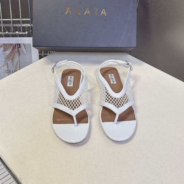 ALAIA 26S FLAT MESH THONG SANDALS IN WHITE PATENT CALFSKIN