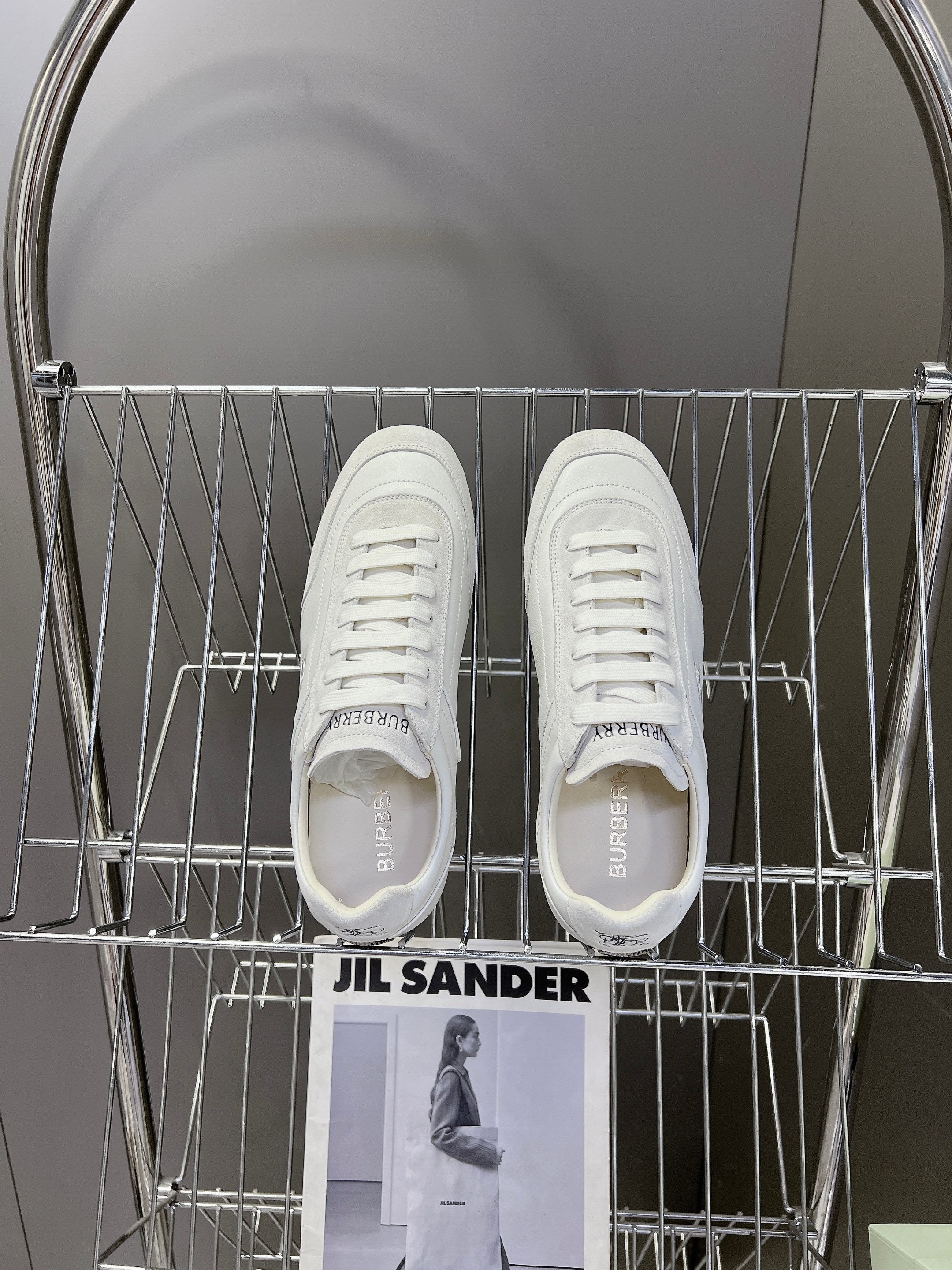 BURBERRY 26S LOW TOP SNEAKERS IN CREAM WHITE CALFSKIN AND SUEDE