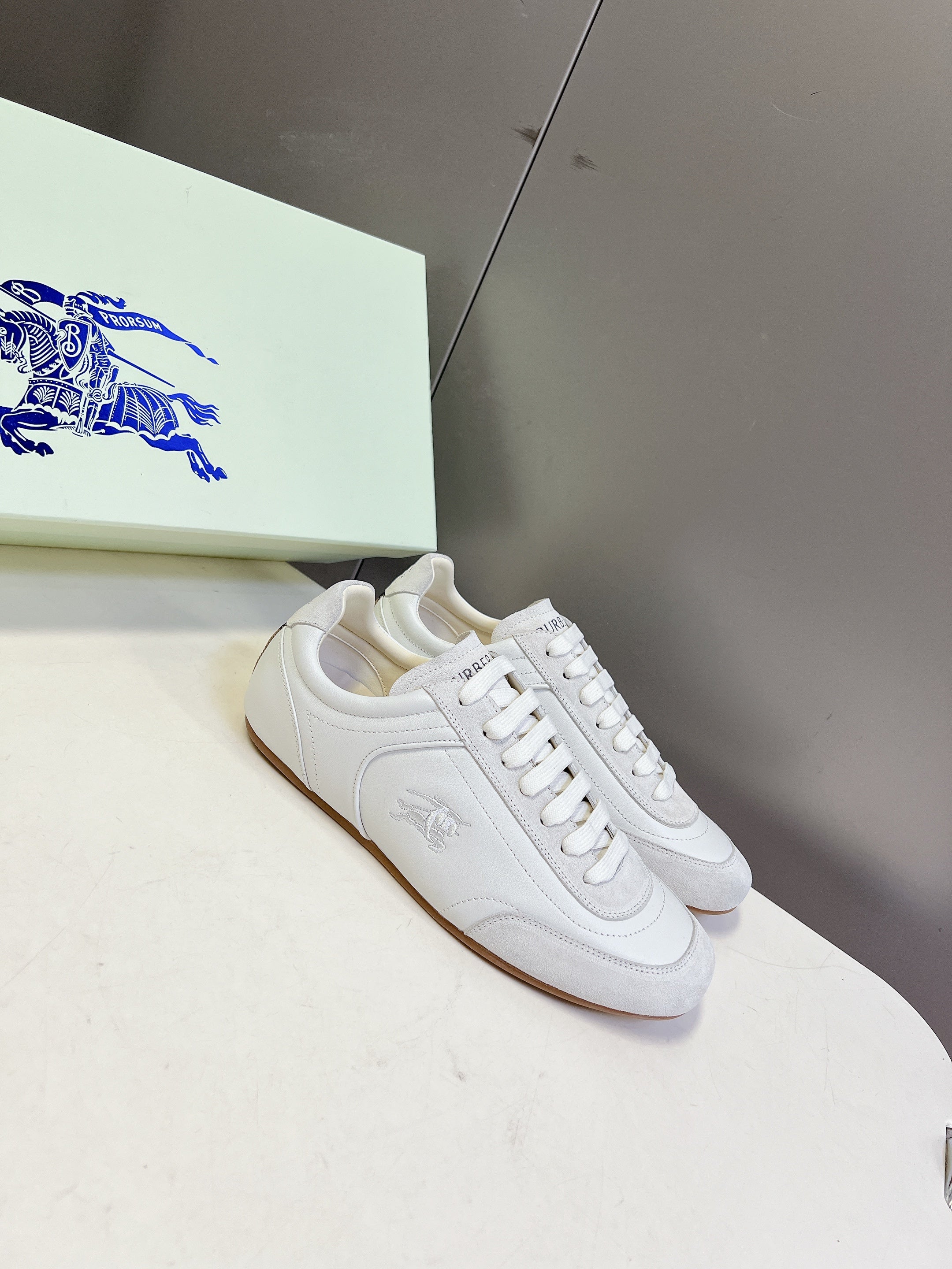 BURBERRY 26S LOW TOP SNEAKERS IN CREAM WHITE CALFSKIN AND SUEDE