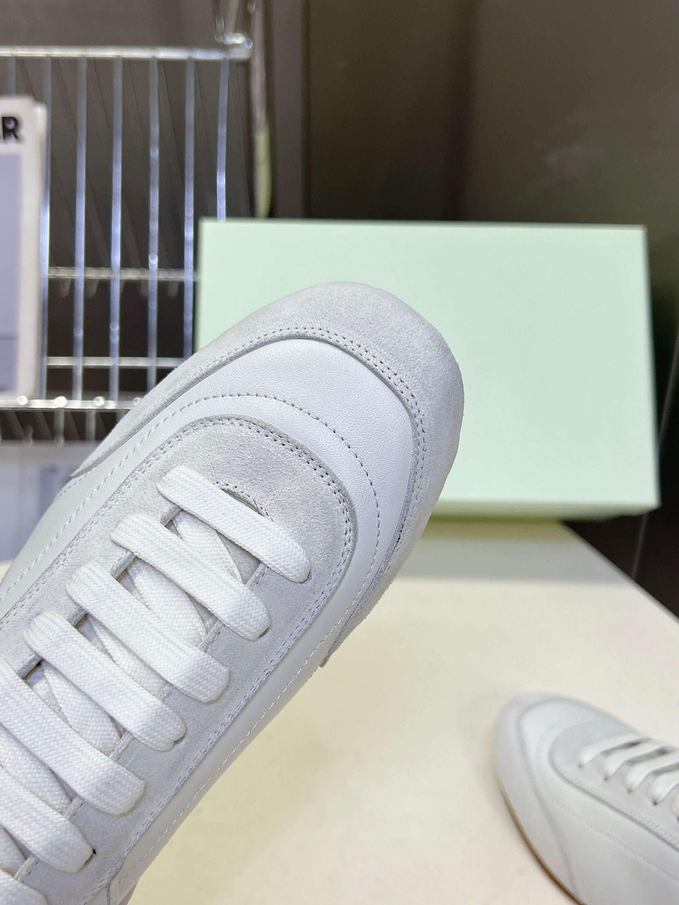 BURBERRY 26S LOW TOP SNEAKERS IN CREAM WHITE CALFSKIN AND SUEDE