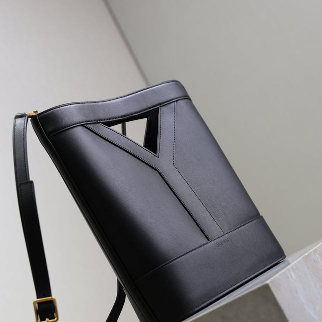 YSL 25S Y SMALL BUCKET 29 IN BLACK CALFSKIN GOLD HARDWARE