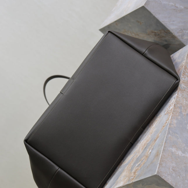 YSL 25S Y MAXI TOTE 50 IN MUTED CHARCOAL CALFSKIN GOLD HARDWARE