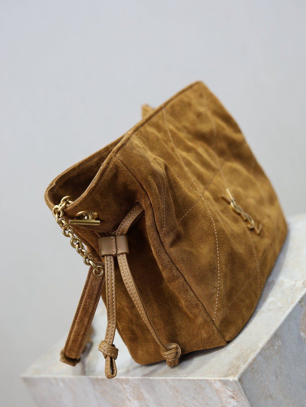 JAMIE MEDIUM POCHON 26 IN BROWN SUEDE GOLD HARDWARE