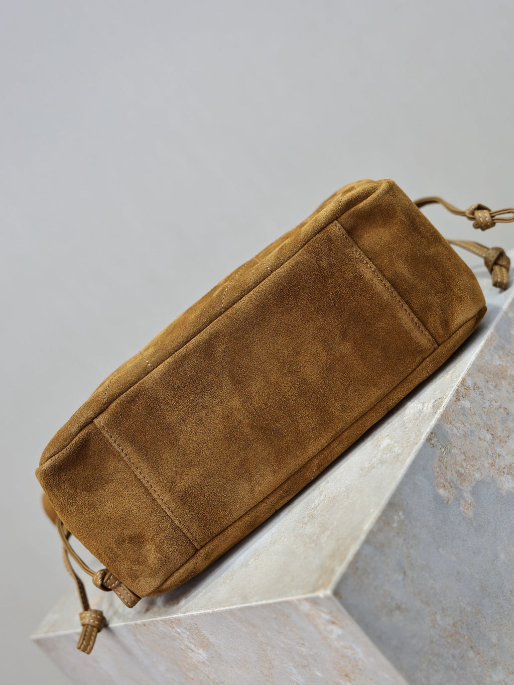 JAMIE MEDIUM POCHON 26 IN BROWN SUEDE GOLD HARDWARE