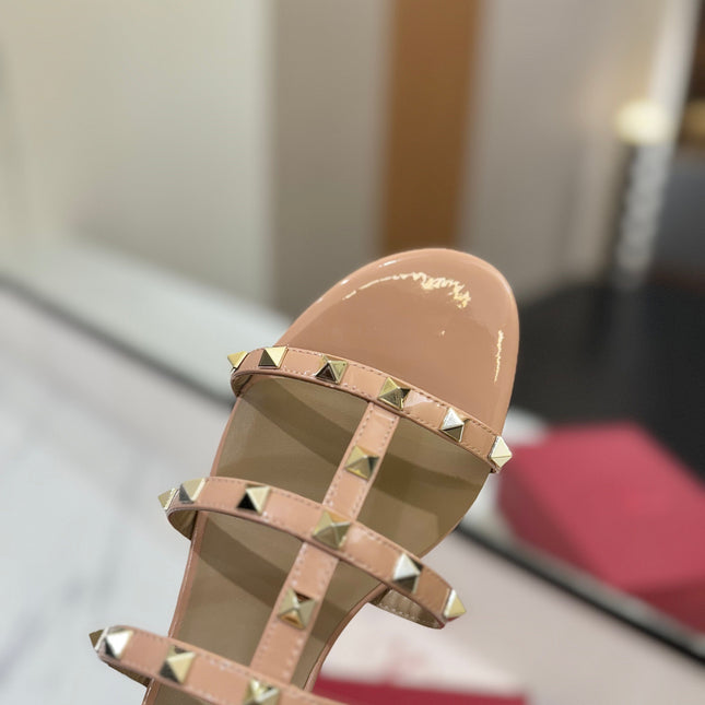 VALENTINO 26S SANDALS IN BEIGE PINK PATENT CALFSKIN WITH GOLD STUDS