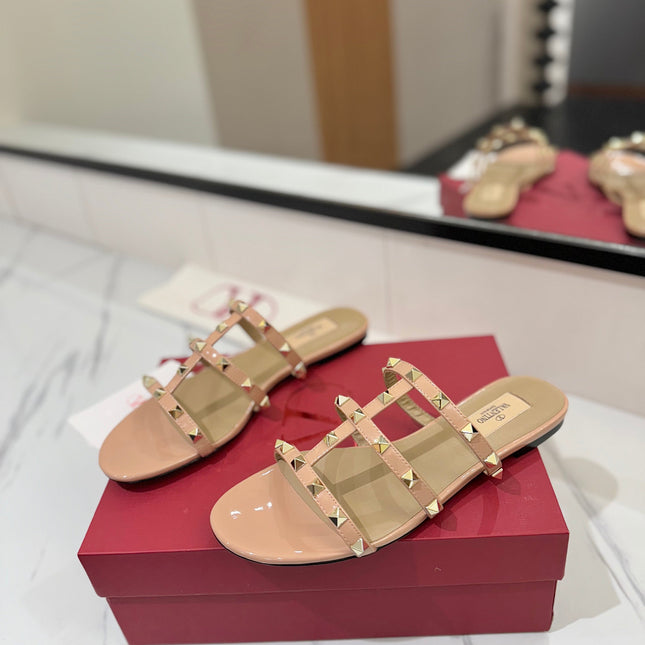 VALENTINO 26S SANDALS IN BEIGE PINK PATENT CALFSKIN WITH GOLD STUDS