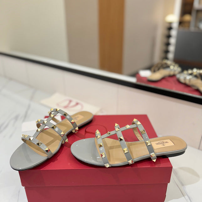 VALENTINO 26S SANDALS IN LIGHT GREY PATENT CALFSKIN WITH GOLD STUDS