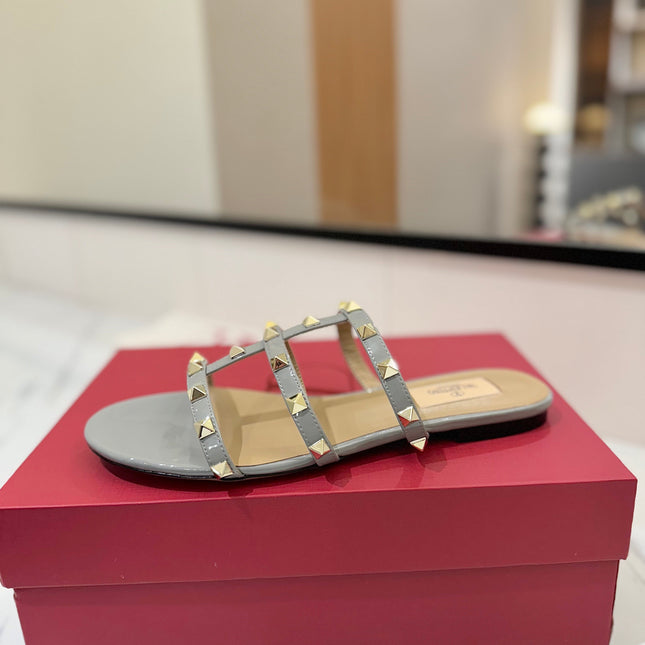 VALENTINO 26S SANDALS IN LIGHT GREY PATENT CALFSKIN WITH GOLD STUDS