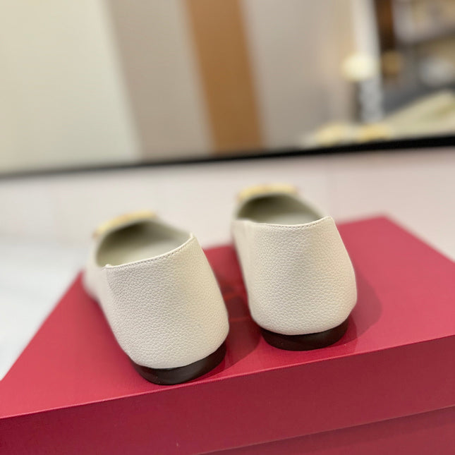 VALENTINO 26S BALLET FLATS IN WHITE GRAINED CALFSKIN WITH GOLD HARDWARE
