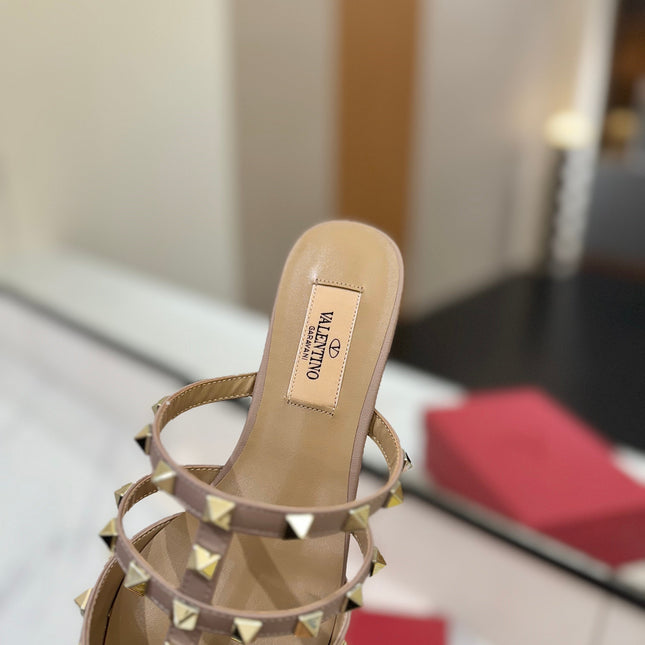 VALENTINO 26S STUDDED FLAT MULES IN BEIGE PINK PATENT CALFSKIN