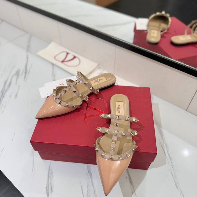 VALENTINO 26S STUDDED FLAT MULES IN BEIGE PINK PATENT CALFSKIN