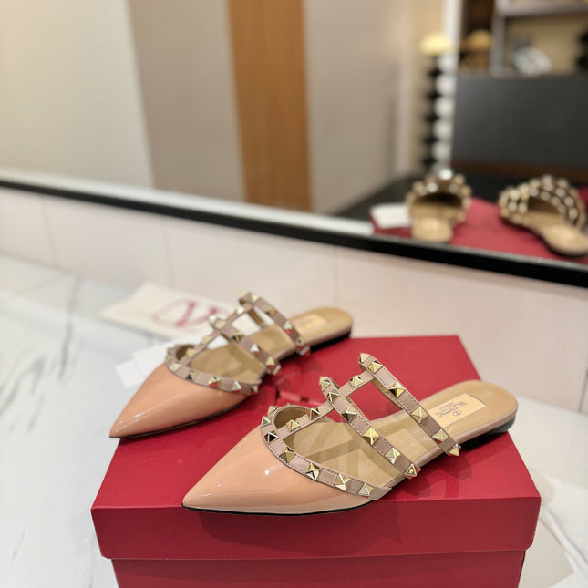 VALENTINO 26S STUDDED FLAT MULES IN BEIGE PINK PATENT CALFSKIN