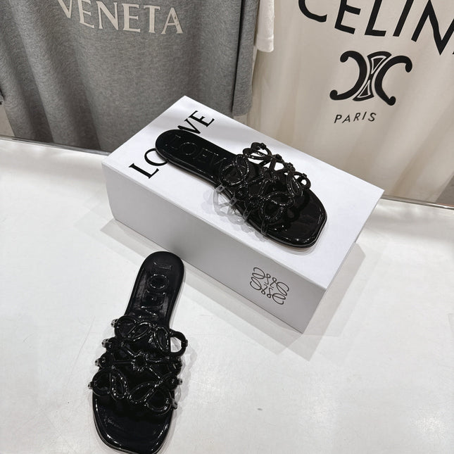 LOEWE 26S PETAL ANAGRAM SLIDE IN BLACK PATENT CALFSKIN