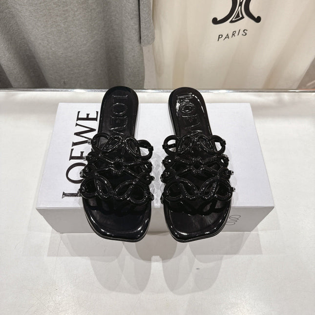 LOEWE 26S PETAL ANAGRAM SLIDE IN BLACK PATENT CALFSKIN