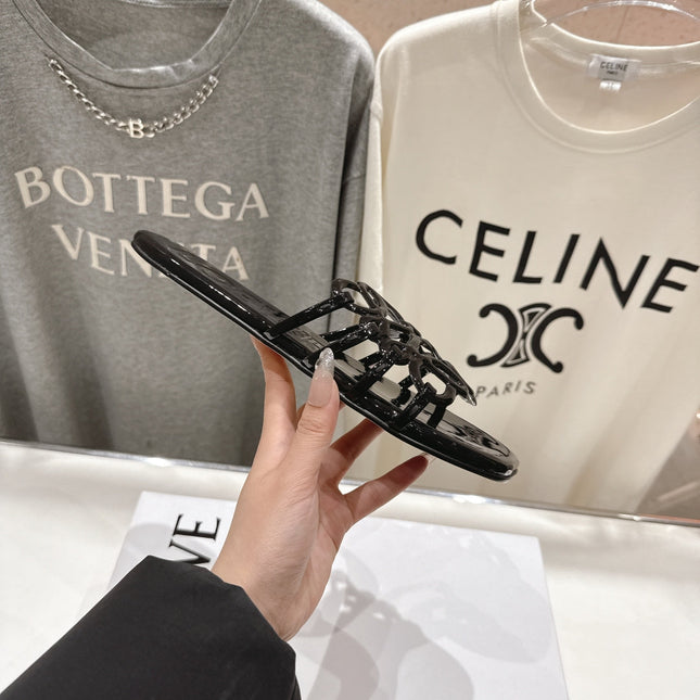 LOEWE 26S PETAL ANAGRAM SLIDE IN BLACK PATENT CALFSKIN